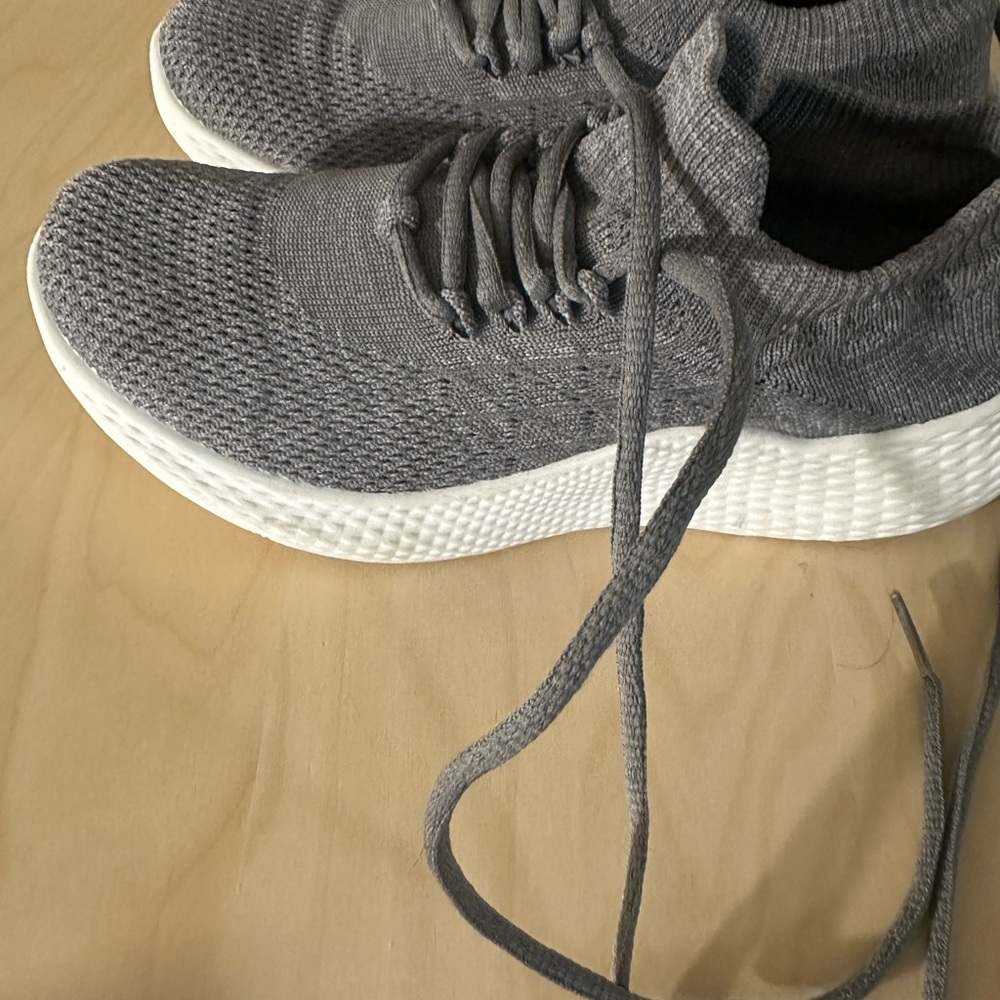 J/Slides Women’s sneakers. Comfy fabric.